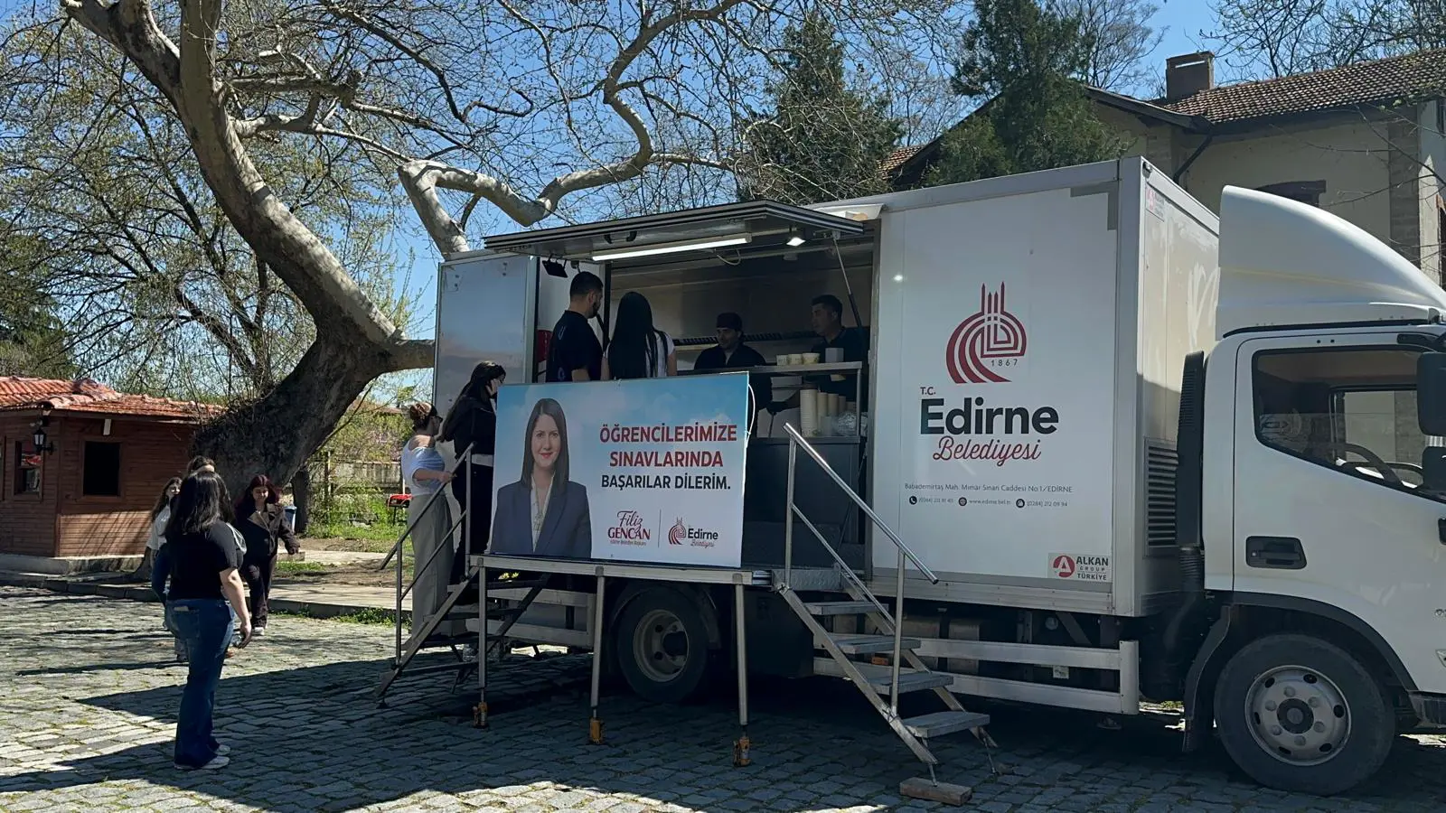EDİRNE BELEDİYESİ’NDEN VİZE HAFTASINDA ÖĞRENCİLERE DESTEK: SICAK ÇORBA VE LOKMA İKRAMI DEVAM EDİYOR galeri görseli